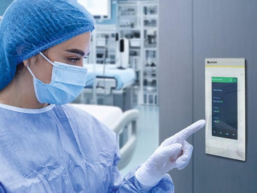 Krankenschwester bedient ein Control Panel CP305