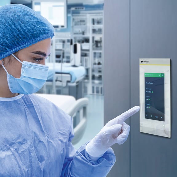 Krankenschwester bedient ein Control Panel CP305