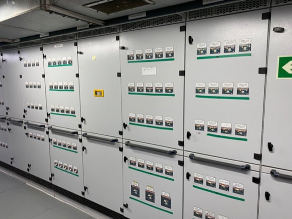 The emergency switchboard with the monitored load groups makes it easier to locate faults