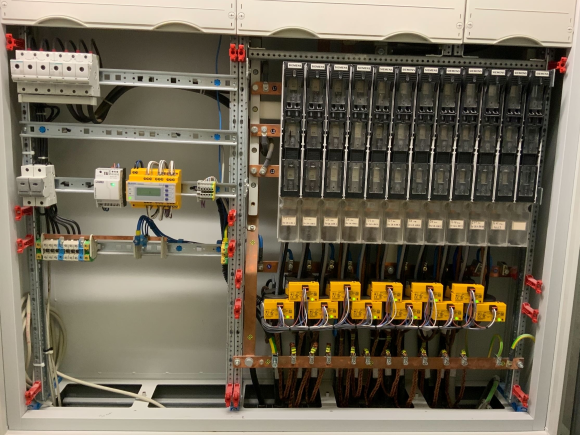 Switch cabinet subdistribution